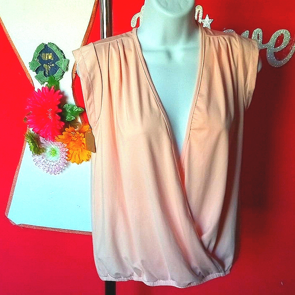Victoria pronounced neckline Blouse SZ S